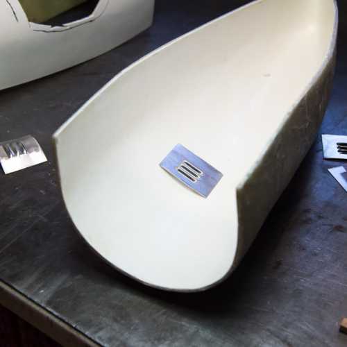 Les louves se trouvent sur de parties arrondies, il faut donc trouver une astuce pour les mettre en forme.