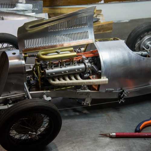 Mise en place du capot moteur.