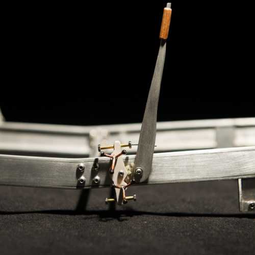 Mécanisme de freinage de la FIAT 806 Grand Prix. Lorsqu'on actionne le frein à main, un pignon (qu'on peut voir en agrandissant les photos) entraîne la pièce (blanche) qui en pivotant, vas tirer les câbles de frein. Via un arbre