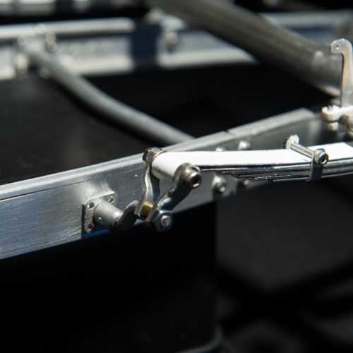 Détail sur la fixation de l'amortisseur à lames de la Fiat 806