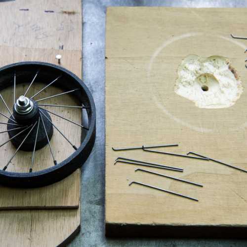 Fabrication des roues à rayons de la maquette de la Fiat 806 grand prix