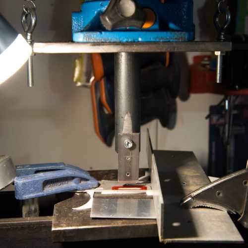 Utilisation de ma presse hydraulique (conception perso) pour fabrication des ouïes d'aération ( louvers) de la Fiat 806 Grans Prix