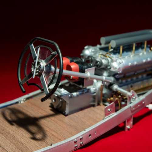 Vue sur la colonne de direction et du moteur de la Fiat 806 Grand Prix