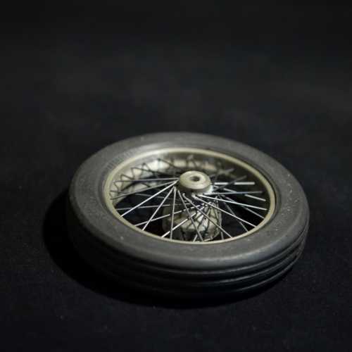 Test de rayonnage sur une roue de la Fiat 806 Grand Prix.