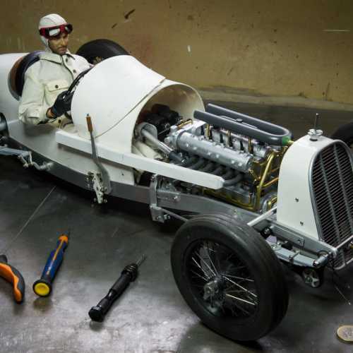 Assemblage maquette 1/6 FIAT 806 Grand Prix. Mise en place des échappements partie avant.