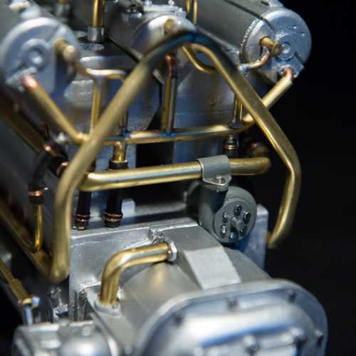 Gros plan sur la pompe à eau du moteur de la FIAT 806.