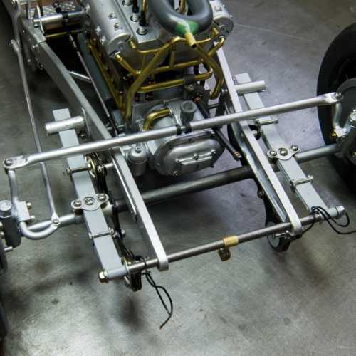 Assemblage du train avant de la Fiat 806 Grand Prix