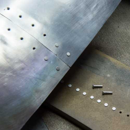 Mise en place des rivets de la maquette Fiat 806 Corsa 1927