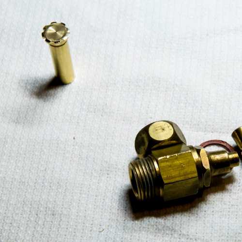 Utilisation d'un vieux robinet pour récupérer et usiner la base. L'embase n'est pas à la bonne taille mais elle fera l'affaire pour le moment.