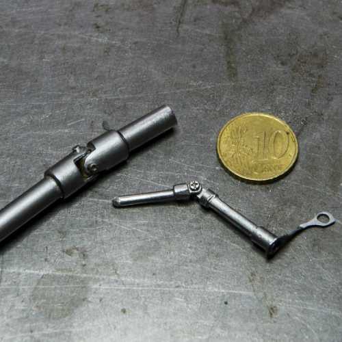 Montage du cardan sur la transmission. Fabrication de la tringlerie du sélecteur de vitesse de la FIAT 806 Grand Prix.