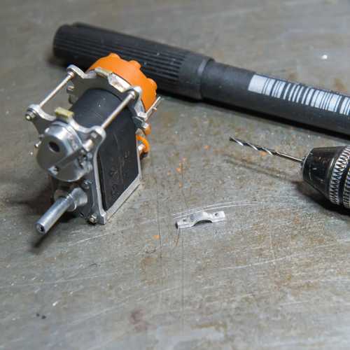 Bride de maintien de la magnéto sur sa platine. GN JAP v8