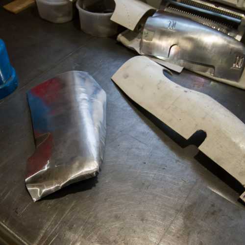 réalisation de la carrosserie en aluminium de la Fiat 806 Grand Prix.