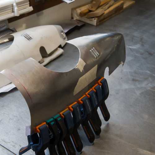 Assemblage des 2 éléments de la carrosserie Fiat 806